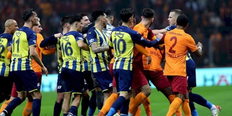 Galatasaray-Fenerbahçe derbisinde son düdükle saha karıştı