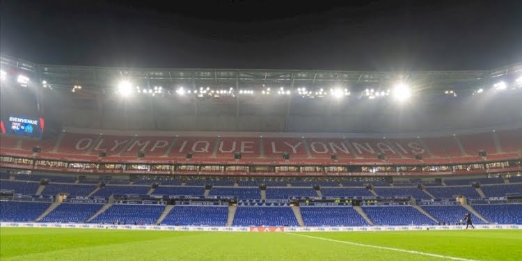 Sahaya atılan madde maçı bitirdi… Olimpik Lyon-Olimpik Marsilya maçı ertelendi