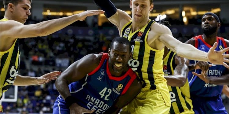 EuroLeague’de Türk derbisini Anadolu Efes kazandı