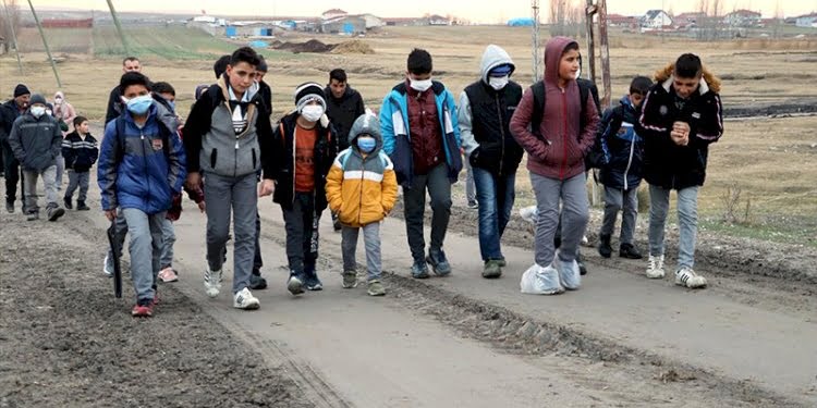 Okula gitmek için her sabah 3 kilometrelik ‘tehlikeli yolu’ yürüyorlar!