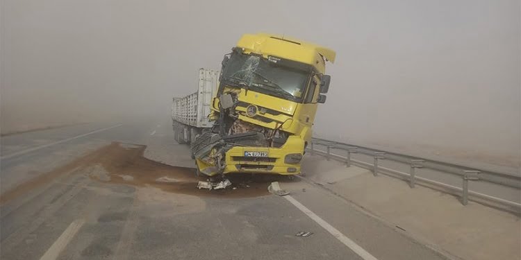 Kum fırtınası sürücülere zor anlar yaşattı: Yaralılar var…