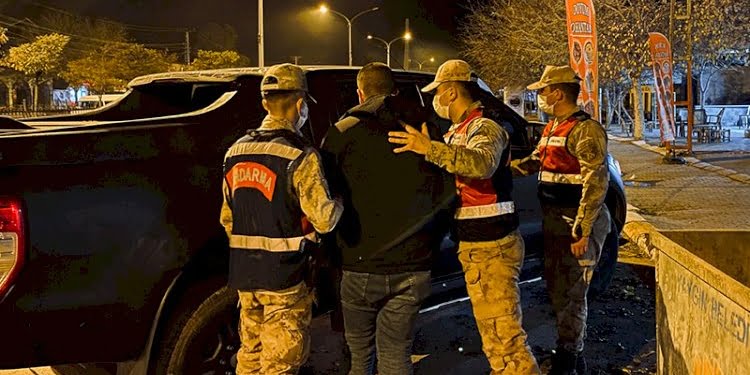 Sahte yüzbaşıyı gerçek yüzbaşı yakaladı