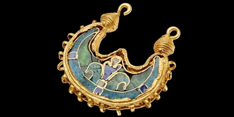Vikinglerden kalma altın küpe bulundu