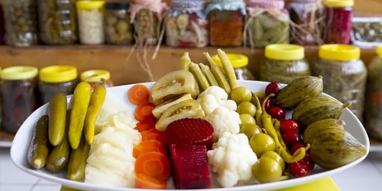 Turşudaki tehlikeye dikkat! ‘Adeta kendimizi zehirliyoruz’