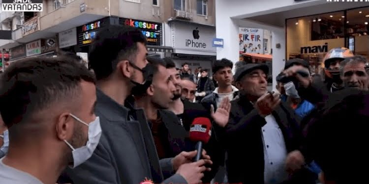 Sokak röportajında ‘telefonunu çıkar’ diyen adamın ağzına telefon soktular