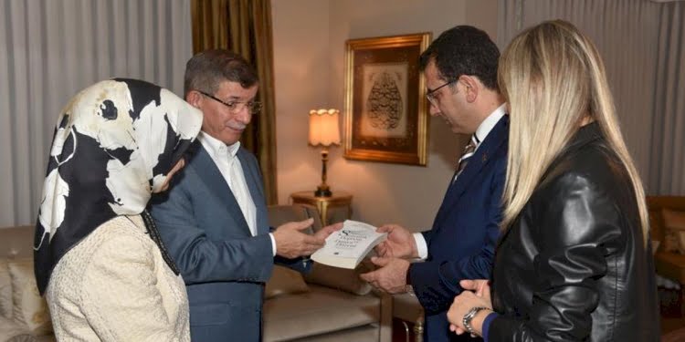 İmamoğlu çiftinden Davutoğlu çiftine ev ziyareti
