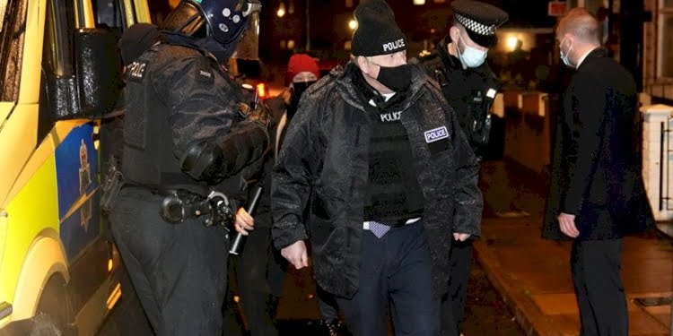 Boris Johnson polis üniformasıyla uyuşturucu baskınına katıldı