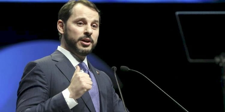 AKP MKYK üyesi, Berat Albayrak için alkış istedi