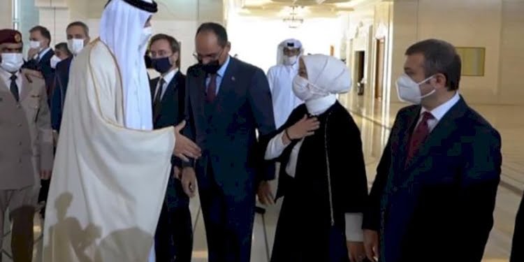 AKP’li  Öznur Çalık, Katar Emiri Al Sani’nin elini sıkmadı! ‘Pandemi alışkanlığı’ dedi
