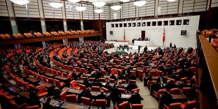 Bu kez kadın vekiller… Meclis’te gerginlik