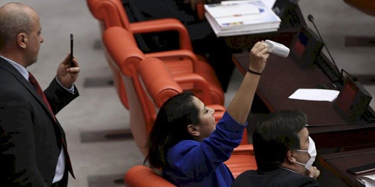 TİP’li vekil bütçe görüşmelerinde hoparlörden şarkı açtı