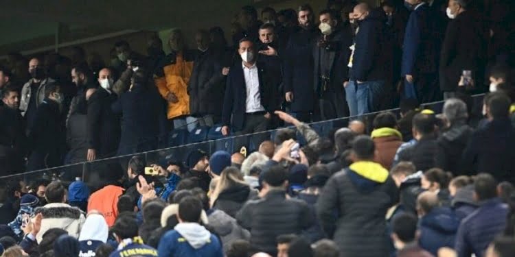 Fenerbahçe Beşiktaş derbisinden sonra tribünler karıştı… Ali Koç’a istifa çağrısı