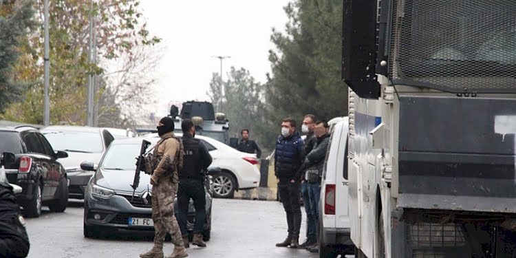 Karakola pompalı tüfekle girip ateş açtı