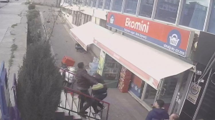 Esnaftan tırnakçılara fırçalı uçan tekmeli dayak