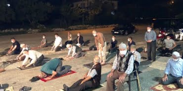 imama-kusen-mahalleli-namazi-cami-yerine-kiraathane-onunde-kildi_6863_dhaphoto2