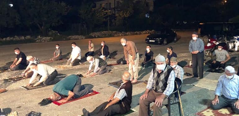 İmama küstüler, namazı kıraathane önünde kıldılar