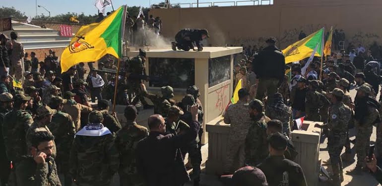Irak’ta eylemciler ABD Büyükelçiliği’ni bastı!