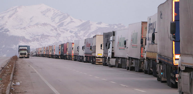irana-acilan-gurbulak-kapatildi-tir-kuyrugu-5-kilometreye-ulasti_3294_dhaphoto2