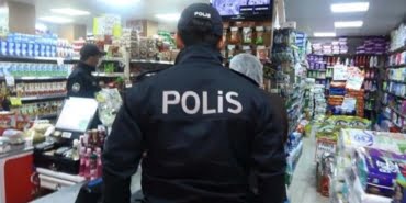 istanbul-da-acik-markete-baskin-musteriler-saklandi-market-sahibi-zorla-iceri-girdiler-dedi