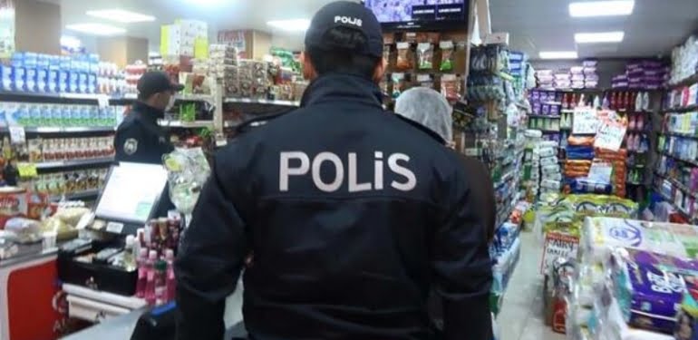 İstanbul’da açık markete baskın: Müşteriler saklandı, market sahibi ‘zorla içeri girdiler’ dedi