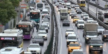 istanbulda-trafik-bazi-noktalarda-durma-noktasina-geldi_6560_dhaphoto1