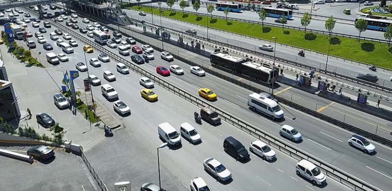 Sokağa çıkma kısıtlamasının ardından trafik yoğunluğu bir saatte yüzde 6’dan yüzde 47’ye çıktı