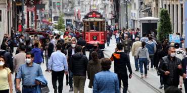 istiklal-caddesinde-sosyal-mesafe-kurallari-askiya-alindi_2810_dhaphoto3