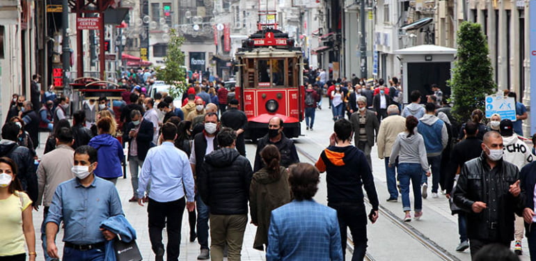 İstiklal Caddesi’nde sosyal mesafe kuralları askıya alındı