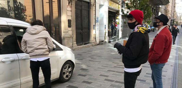istiklal-caddesinde-tokalasan-3-kisiye-para-cezasi_5498_dhaphoto2