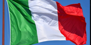 italya-bayragi-gokyuzunde-dalgalanan-bayrak