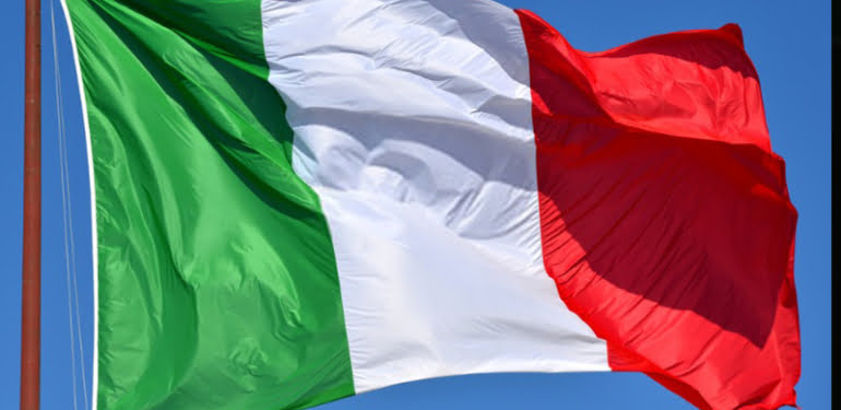italya-bayragi-gokyuzunde-dalgalanan-bayrak