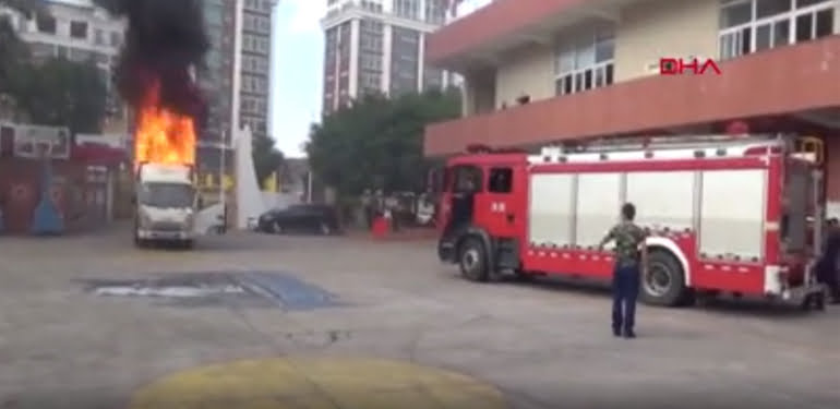İtfaiyeyi aramadı, kendi yana yana itfaiye istasyonuna gitti