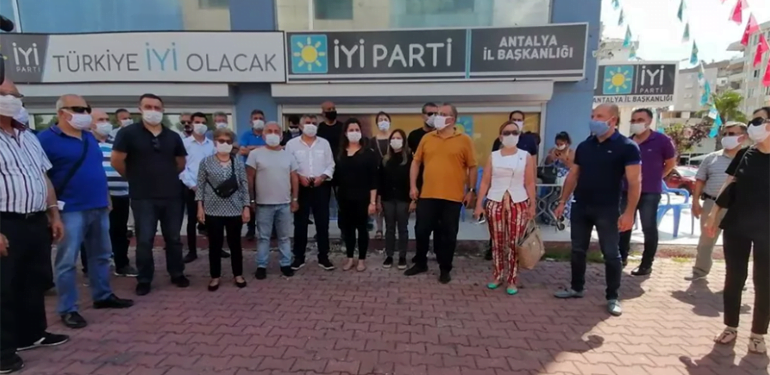 İYİ Parti’de sosyal mesafe istifaları