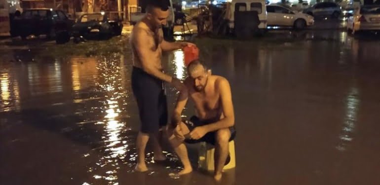 60 saat su kesintisi yapılan İzmir’de yağmur suyuyla yıkandılar