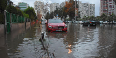 izmirde-saganak-ve-lodos-yollar-gole-dondu-binalara-su-doldu-ek-fotograf_4145_dhaphoto2