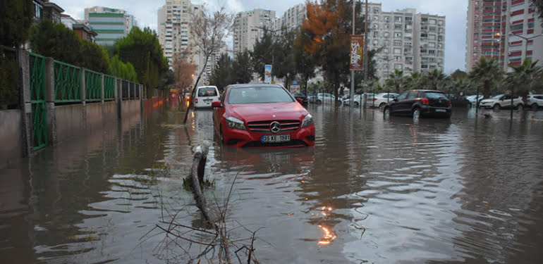 izmirde-saganak-ve-lodos-yollar-gole-dondu-binalara-su-doldu-ek-fotograf_4145_dhaphoto2