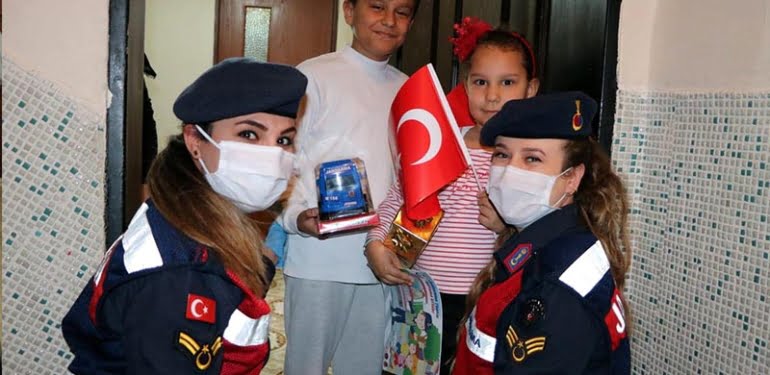 Jandarmadan 23 Nisan’da evde kalan çocuklara sürpriz