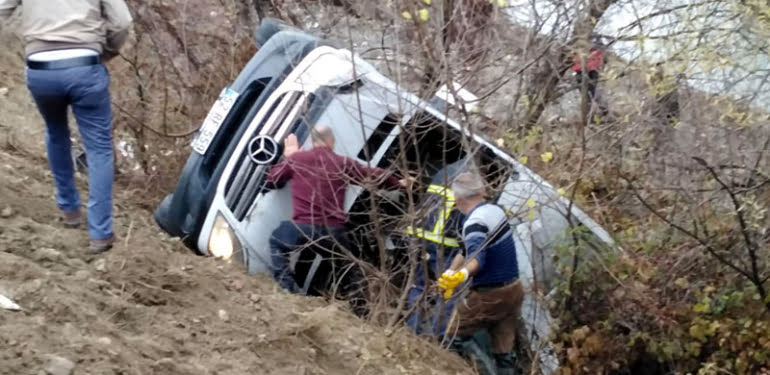 kadin-hentbol-takimini-tasiyan-minibus-kaza-yapti-1-olu-15-yarali_7771_dhaphoto2