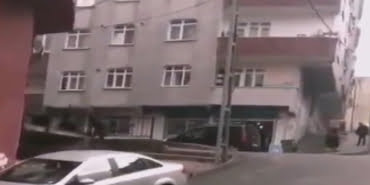GAZIOSMANPASA'DA BIR KISI, KADINI SOKAK ORTASINDA SOPAYLA DOVDU.ISTANBUL (DHA)