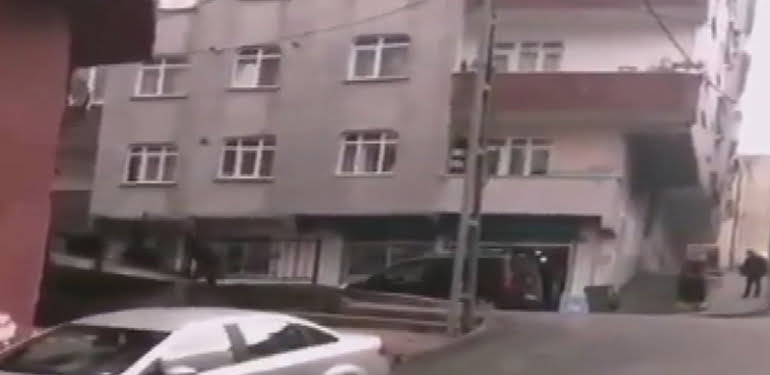 Kadını herkesin gözü önünde sopayla dövdü