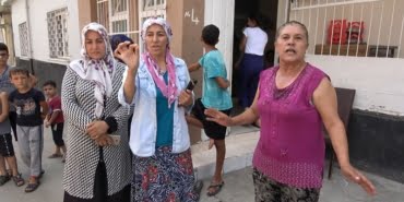 kadinlar-80-yasindaki-tacizciyi-yakalayip-polise-teslim-etti_5952_dhaphoto1