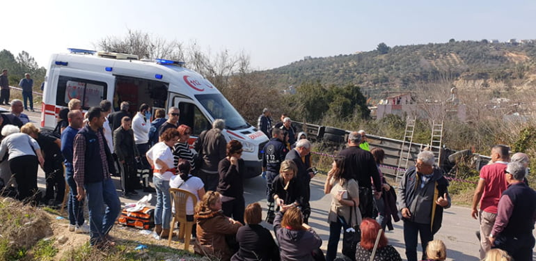 kadinlar-gunu-gezisi-donusu-otobus-devrildi-35-yarali-_2208_dhaphoto6