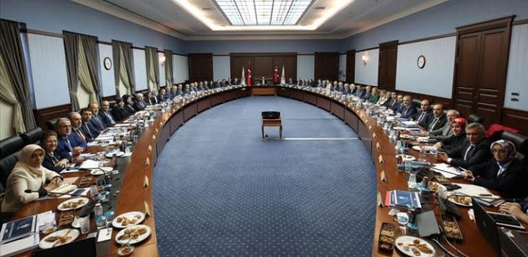 AKP’de koltuk mücadelesi sertleşiyor: Bel altı vuruşlar başladı