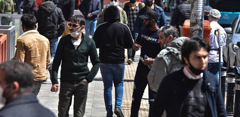 Koronavirüse davetiye… Mesafe kuralını hiçe saydılar