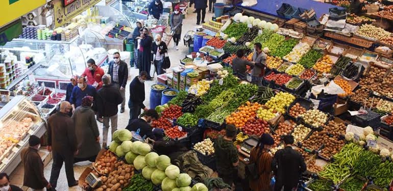 Sokağa çıkma yasağı öncesi, pazar ve sokaklarda yoğunluk