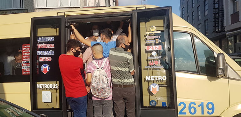 Minibüslerde maskeli izdiham… Kapılardan sarkanlar, fazla yolcudan yan yatan araçlar
