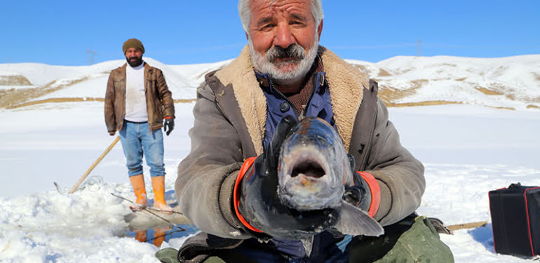 Donan baraj gölünde Eskimo usulü balık avlıyorlar