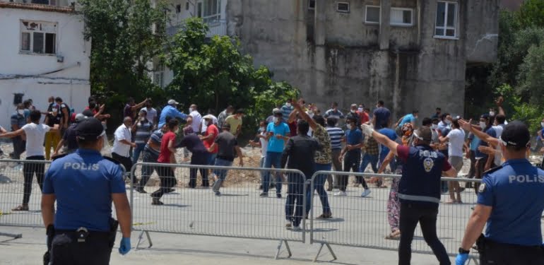 Karantinayı istemeyen mahalleli polisi taşladı