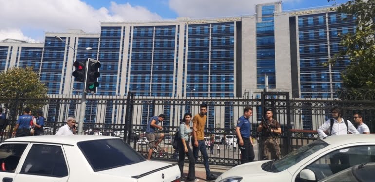 kartaldaki-anadolu-adalet-sarayi-onunde-silahli-saldiri-1-_9404_dhaphoto3