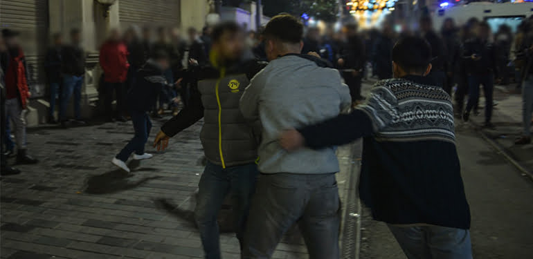 İstiklal Caddesi’nde tekme tokat kavga kamerada